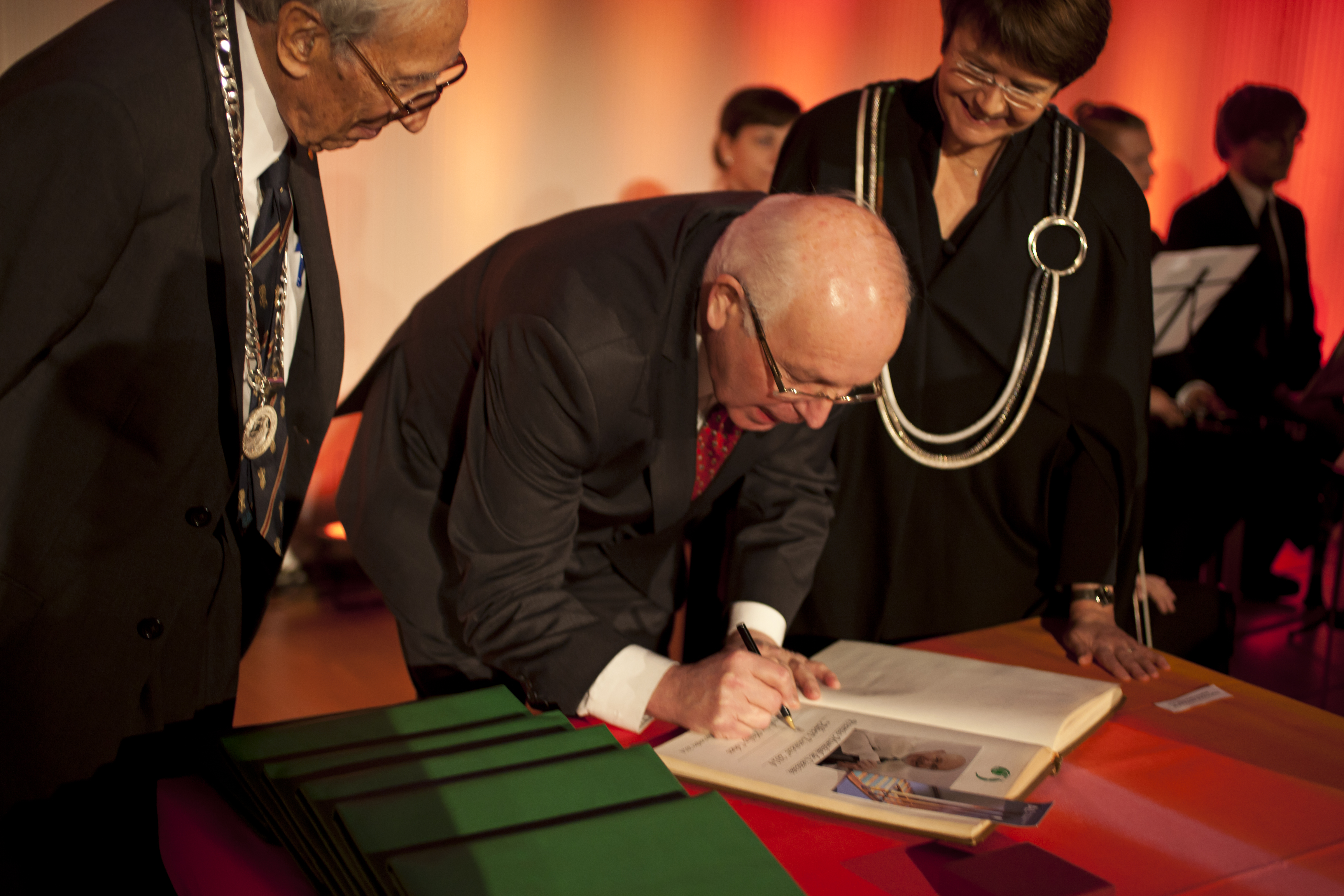 Philip Cohen receives the Albert Einstein World Award of Science in Helsinki on 17 November 2014