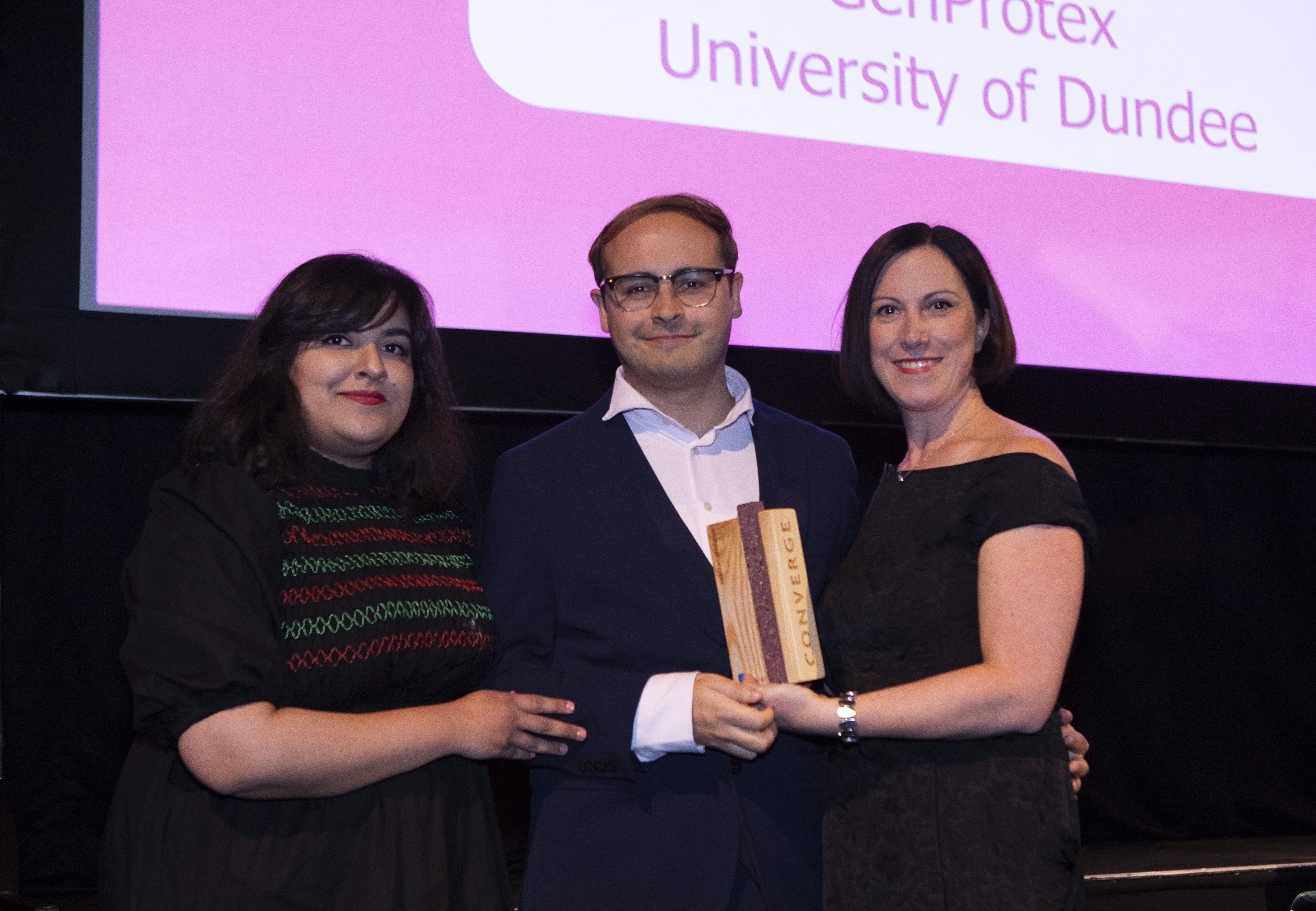 Ricardo Moreno Ballesteros, centre, receiving his award