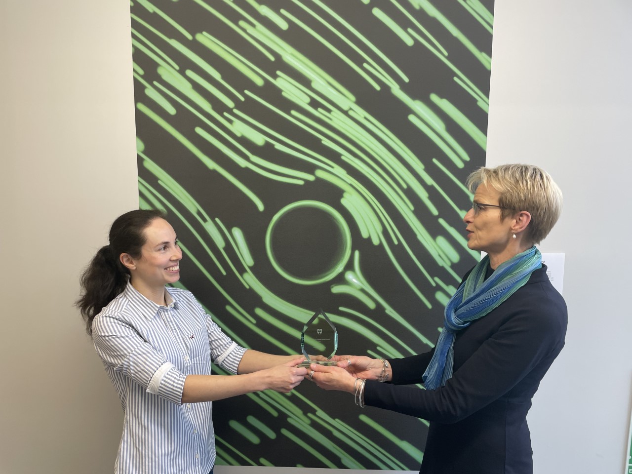 Dr Nicola Darling (left) being presented the School of Life Sciences People’s Award by Professor Inke Näthke 