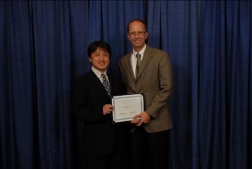 Kei receiving the award from Paul Davis of the University of North Carolina, the Chair of the Research Awards Committee of the ACSM Kei Sakamoto receives award from the American College of Sports Medicine