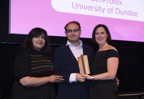 Ricardo Moreno Ballesteros, centre, receiving his award